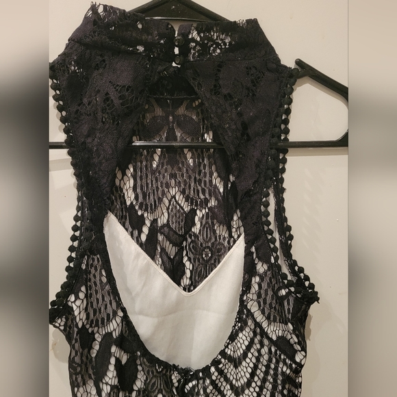 Elegant Black Lace Dress - Picture 3 of 3